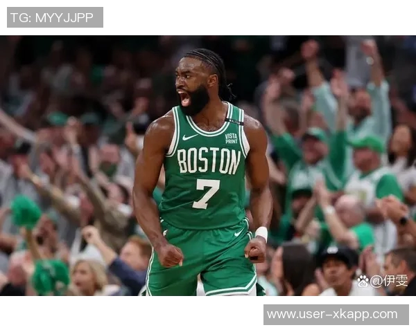 杰伦布朗半场表现平平12投仅4中贡献11分并抢下4个篮板