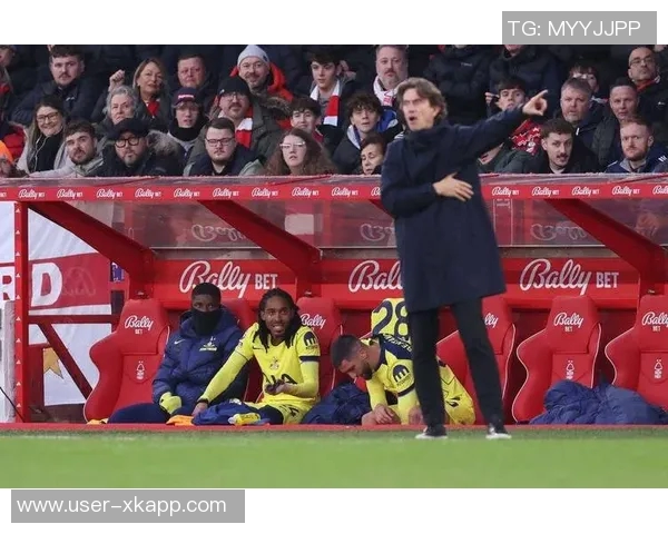 斯彭斯被弗兰克换下引发争议赛后情绪不佳引发关注